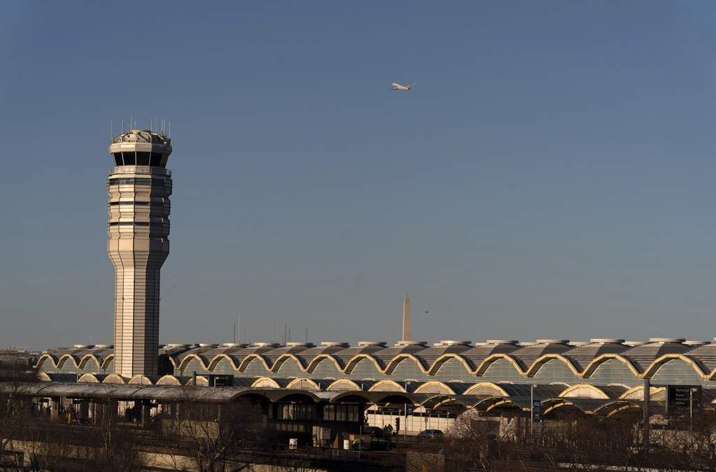 La torre de control de tráfico aéreo en el Aeropuerto National Ronald Reagan, Arlington, Virginia