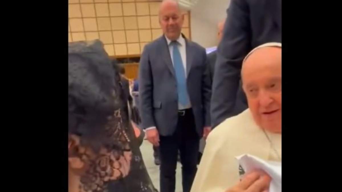 Sandra Cuevas saluda a El Papa Francisco en El Vaticano