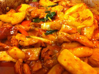 Dakgalbi: la receta de pollo coreano con una singular mezcla de sabores que sorprenderán a los comensales