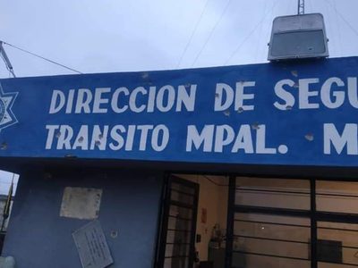 SLP: Atacan comandancia de Moctezuma, incendian vehículos y secuestran a 4 policías