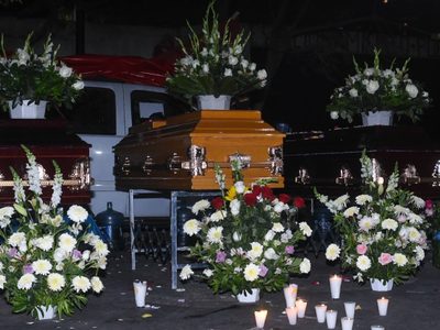 Velan cuerpos de asesinados en Guerrero afuera de la Segob
