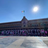 La marcha feminista busca enviar un mensaje de que México es "un país en llamas": AMLO