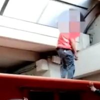 Policías persiguen a un hombre que caminaba en el techo de un vagón del Metro en Indios Verdes