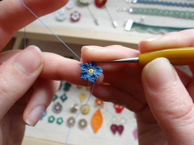 Nail Art: atención tejedoras, cómo es la tendencia micro crochet que es perfecta para un estilo romántico y original