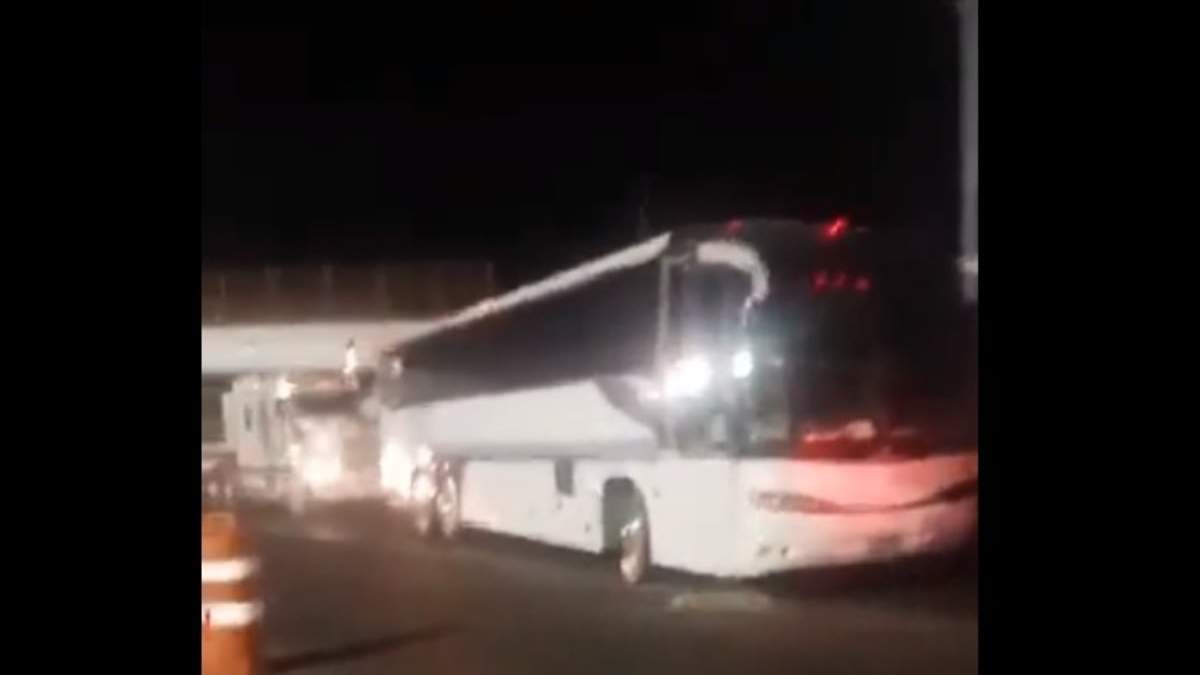 El chofer del autobús rechazó abrir la puerta y maniobró para salir de la fila
