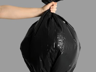 Con solo 2 bolsas de consorcio negras: probá esta espeluznante y re barata decoración para Halloween