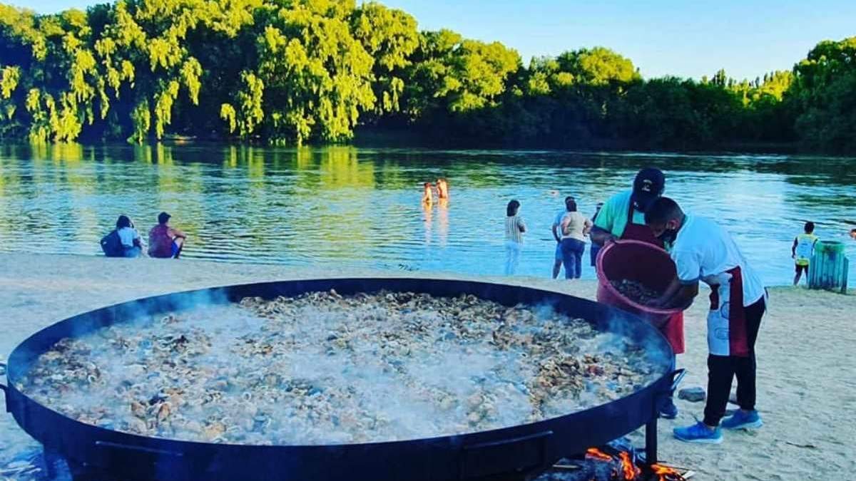 Paella gigante a orillas del río Negro. Fuente: (Instagram)