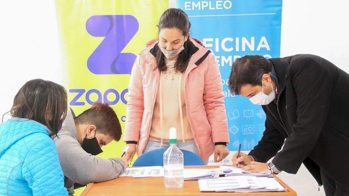 El intendente de Zapala entregó proyectos de Empleo Independiente. Fuente: (Twitter)
