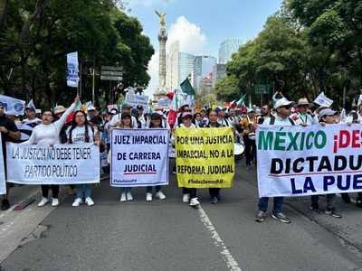Estudiantes y trabajadores marchan en contra de la reforma judicial