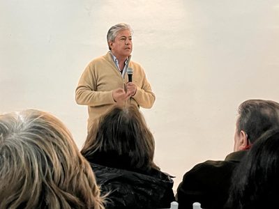 Rolando Figueroa también estuvo de campaña en Plaza Huincul