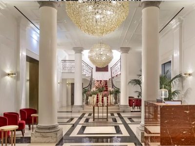 Cuánto cuesta el lujoso hotel donde se aloja Milei en Roma