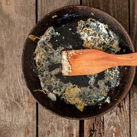 El truco "low cost" de las abuelas para quitar la comida pegada de tus sartenes sin fregar ni dañarlas
