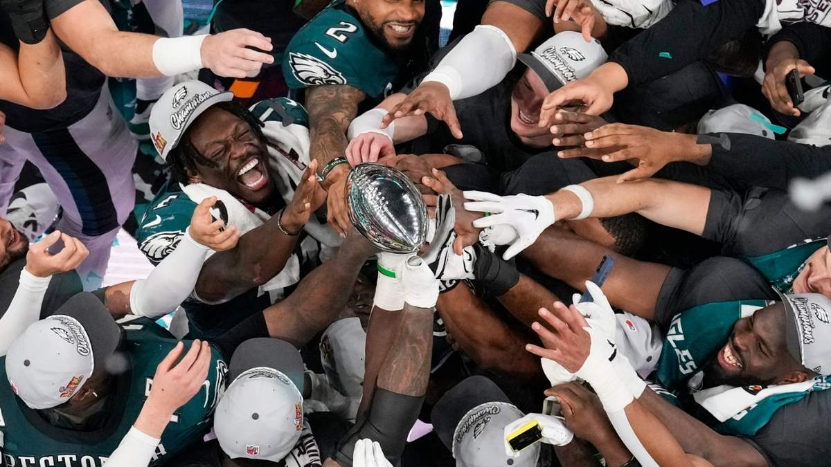 Jugadores de los Eagles de Filadelfia celebran con el trofeo Vince Lombardi después de ganar el Super Bowl 59 al superar a los Chiefs de Kansas City, el domingo 9 de febrero de 2025, en Nueva Orleans