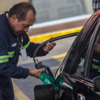 Sheinbaum y gasolineros renuevan acuerdo para estabilizar el precio del combustible