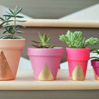 Si tenés macetas viejas o rotas, no las tires: creá estas hermosas campanas navideñas para decorar la puerta de tu casa