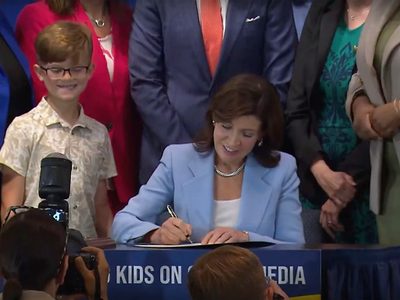 Nueva York aprueba proyecto de ley que limita feeds "adictivos" para niños en redes sociales