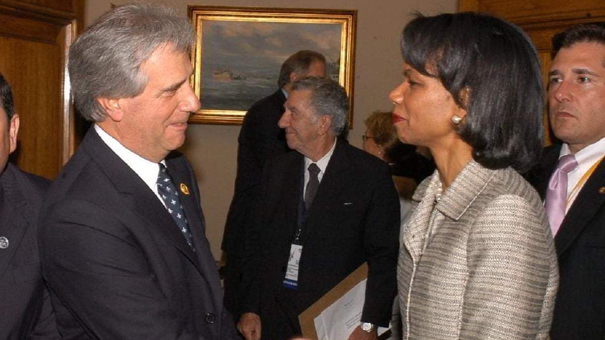 El expresidente uruguayo Tabaré Vázquez junto con la canciller estadounidense bajo la presidencia de George W. Bush, Condoleezza Rice. Fuente: (Twitter)