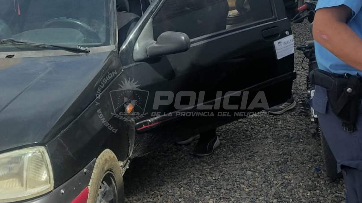 La requisa al Renault Clío color negro deparó sorpresas para los investigadores. Fuente (Policía de Neuquén)