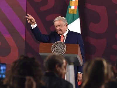 AMLO revira petición de cerrar refinerías: "son barrabasadas"
