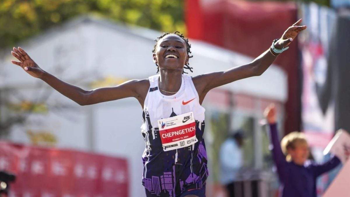 Ruth Chepngetich cruza la meta al ganar la rama femenina del Maratón de Chicago, el domingo 13 de octubre de 2024.