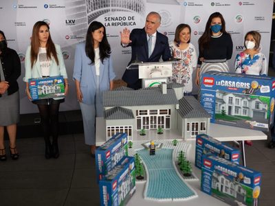 Panistas exhiben "casa gris" de juguete de José Ramón López: "que se arme la corrupción" (Video)