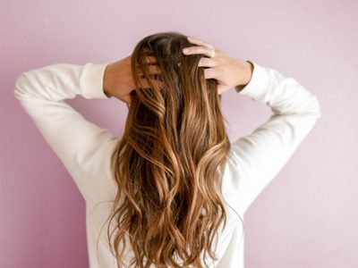 No gastes en comprarlo: mirá cómo preparar shampoo en seco casero y según el color de tu cabello