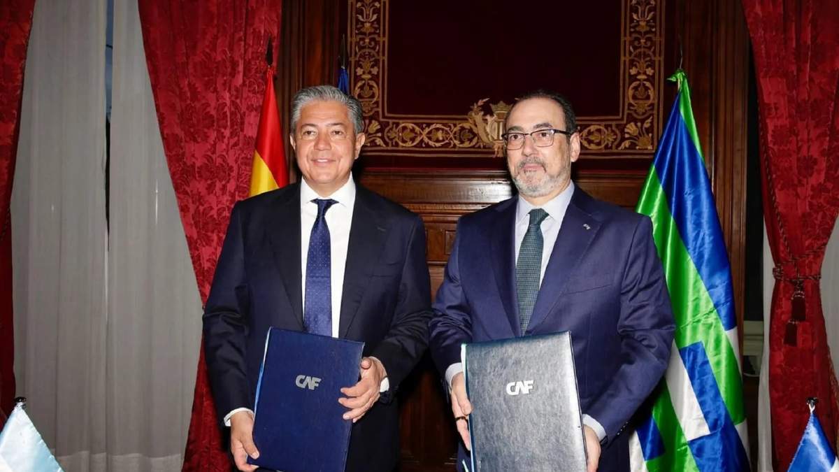 Rolando Figueroa firma crédito con la CAF