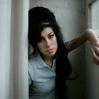 Padre de Amy Winehouse pierde demanda contra dos mujeres que vendieron sus objetos sin su permiso
