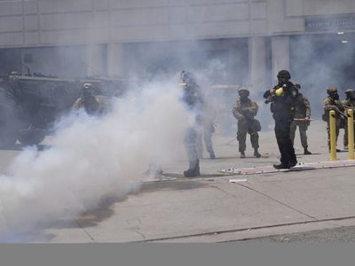 Despliegan otros 2 mil elementos de la Guardia Nacional a Los Ángeles ante protestas por redadas