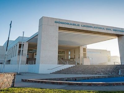 La comisión de educación de la legislatura retomó el debate sobre el uso de celulares en las aulas