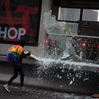 Integrantes de la comunidad transgénero protestan en la Glorieta de Insurgentes y dañan el Metrobús
