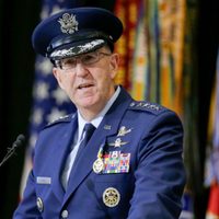 Coronel retirada logra acuerdo en demanda a general por agresión sexual