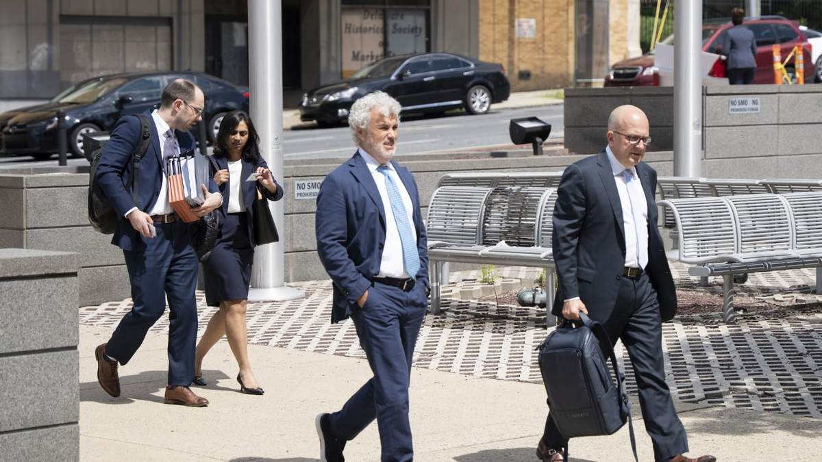 Jeffrey Zients, ex jefe de despacho de la Casa Blanca --al centro--, llega al Tribunal de Equidad
