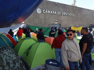 CNTE levanta plantón frente a la Cámara de Diputados
