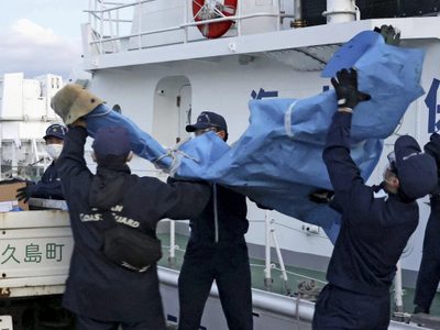 Hallan cadáveres y restos de avión militar de EU que se estrelló cerca de Japón