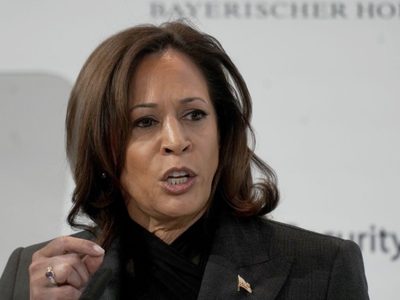 Harris condena a personas asociadas a Hamas y la quema de la bandera estadunidense