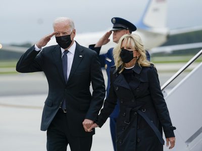 Joe Biden rindió homenaje a 13 soldados muertos en el atentado de Afganistán