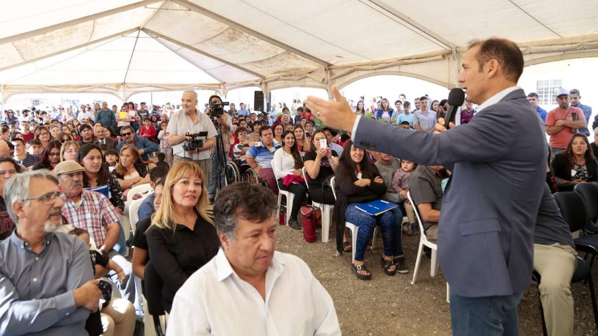 Omar Gutiérrez entregó viviendas en Chos Malal Fuente: (Neuquén Informa)