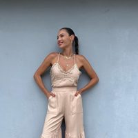 Total white para brillar en otoño: Pampita deslumbró con un overcoat que seguro tenés en el placard