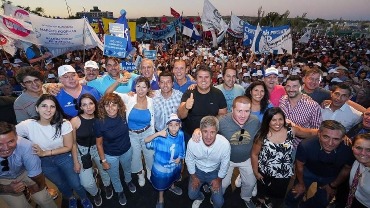 Marcos Koopmann junto a Gutièrrez, Sapag y los demás referentes del MPN. Fuente (Marcoskopmann.com)