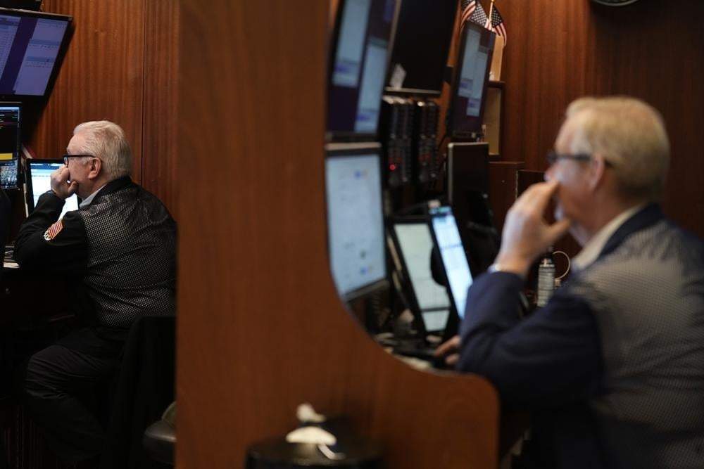 Corredores trabajan el miércoles 15 de marzo de 2023 en la Bolsa de Valores de Nueva York