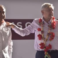 Abuchean al gobernador de Guerrero; AMLO puso a votación si seguía su discurso (Videos)