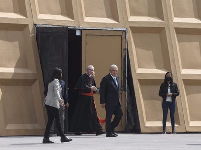 AMLO y jerarcas católicos realizan visita relámpago a Capilla Sixtina instalada en el Zócalo