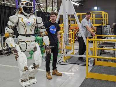 La NASA envía un robot humanoide espacial a una plataforma petrolera