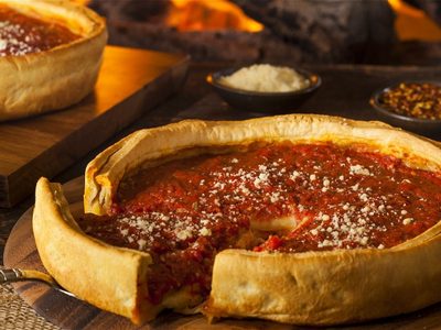 Pizza estilo Chicago: organizate la juntada del finde y sorprendé con esta receta canchera que todos van a amar