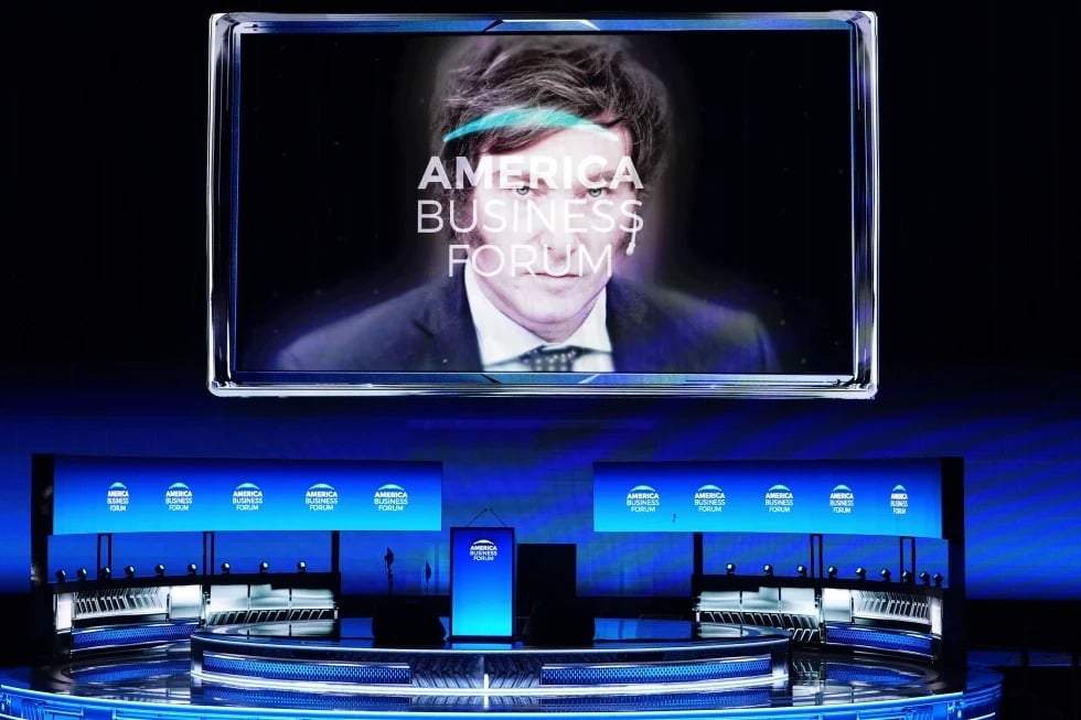 Una imagen del presidente argentino Javier Milei aparece en una pantalla gigante en el America Business Forum, el 6 de noviembre de 2025 en Miami.
