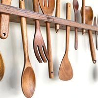 Con solo un ingrediente, el truco infalible para desinfectar las cucharas de madera que usás en la cocina