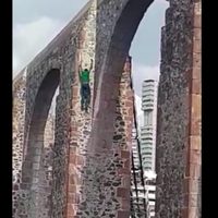 Sujeto se arroja de los Arcos de Querétaro; es el segundo que sube al acueducto en un mes