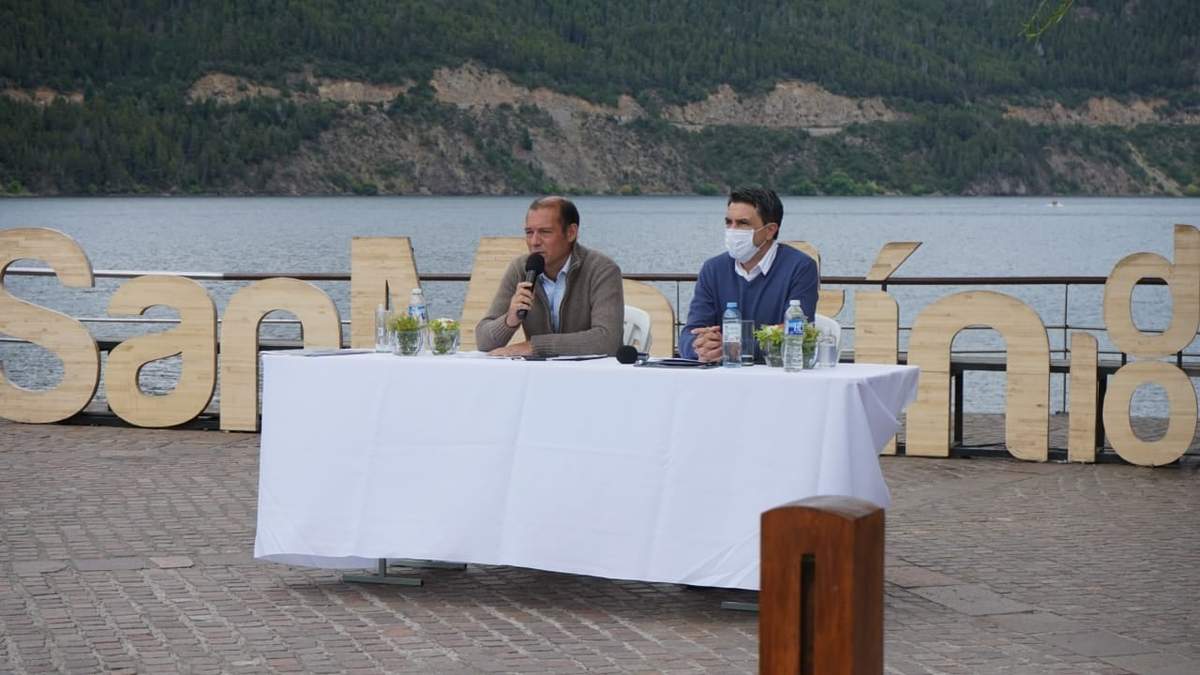 Omar Gutiérrez junto al intendente de San Martín de los Andes, Carlos Saloniti. Fuente: (Twitter)