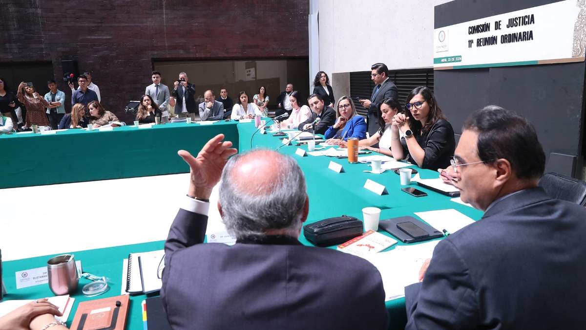 Sesión de la Comisión de Justicia en la que fueron aprobados los dictámenes sobre las leyes de amparo y amnistía